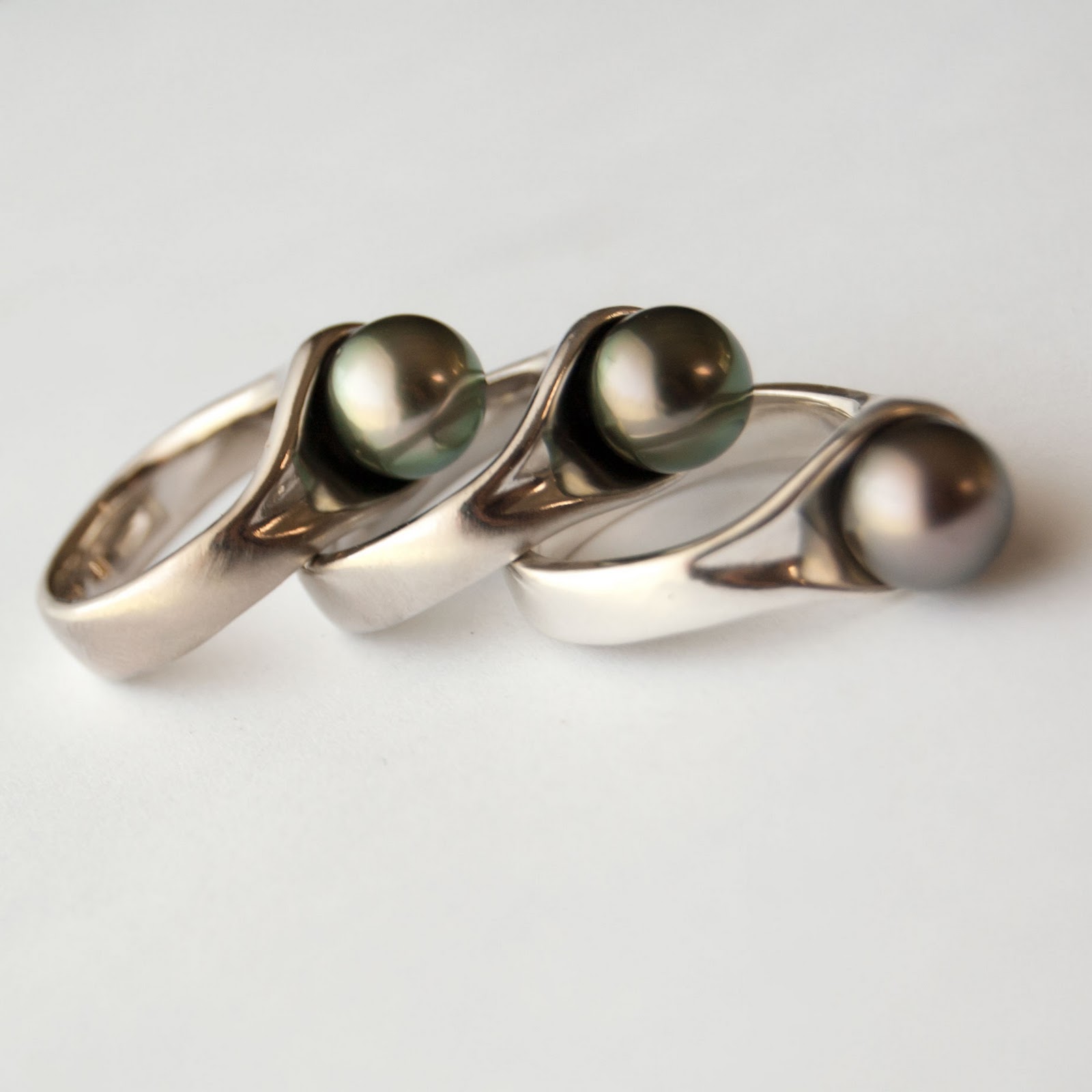DSC 6093 Marvel white gold pearl rings