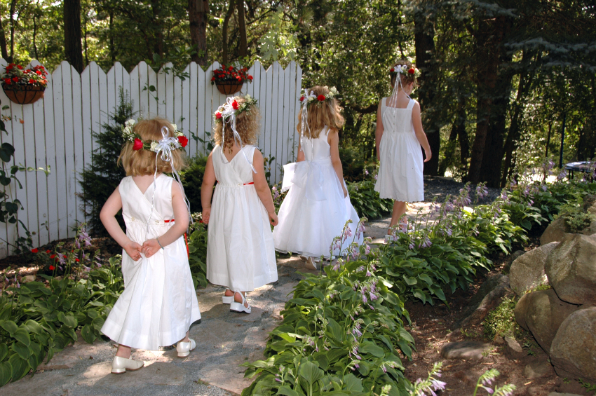 Blog Flowergirls iStock Tips for planning your wedding party with children