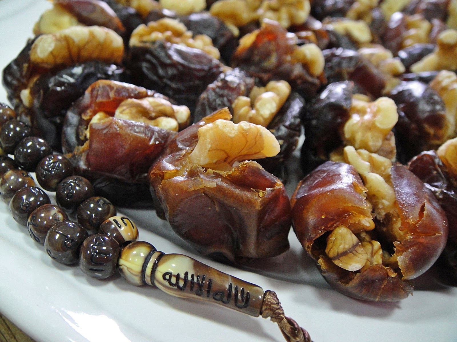  Eat dates on breakfast and stuck Sunnah of the Prophet in Ramadan 2014