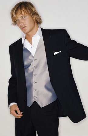 grooms attire 1  Grooms suit with youth and classic touch