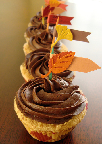  Falling autumn leaf decorating wedding Cupcakes