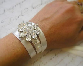 il 340x270.330815865 Stylish bridesmaid hand accessories