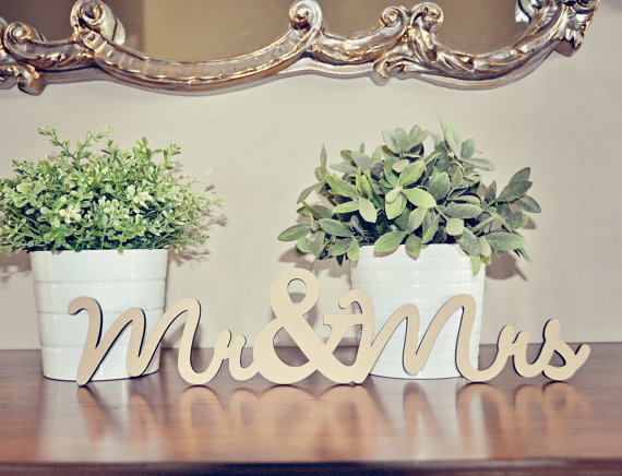 il 570xN.352248562 Pretty wedding decoration with Mr & Mrs theme