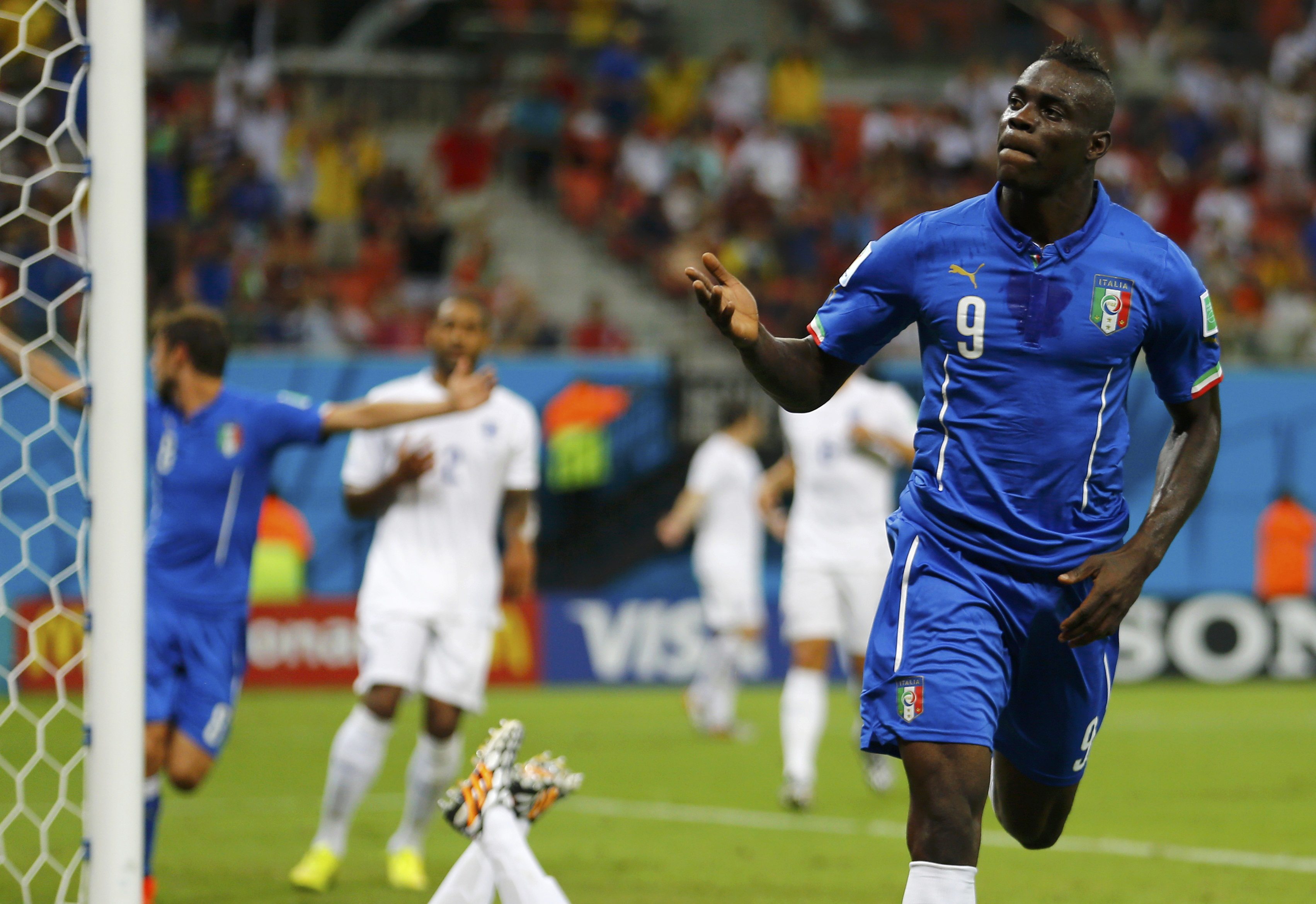 m08 eng ita 65014302 Italy defeats England 2 1 in world cup 2014