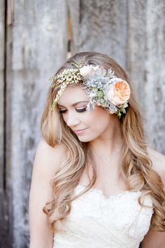 d64154d5aa4ae0fc92a37538bf203fb3 Tiaras, headpieces, veils and wreaths of natural flowers