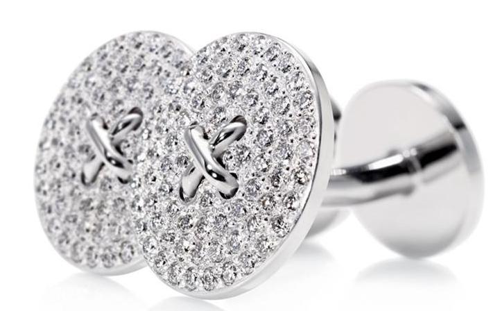  How the groom chooses the Cufflinks ?