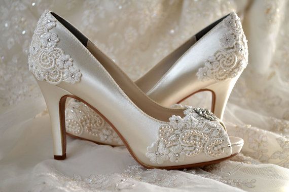 aeeb6ac9002b6017ee46995cf1f1ece8 8 practical tips for choosing your wedding shoes