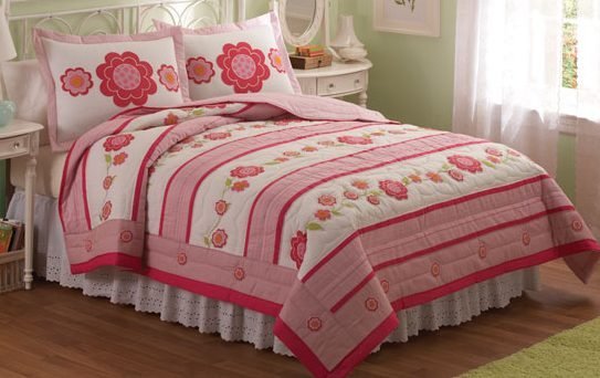 pem sugar flower quilt 2 Add freshness to your room with floral quilts