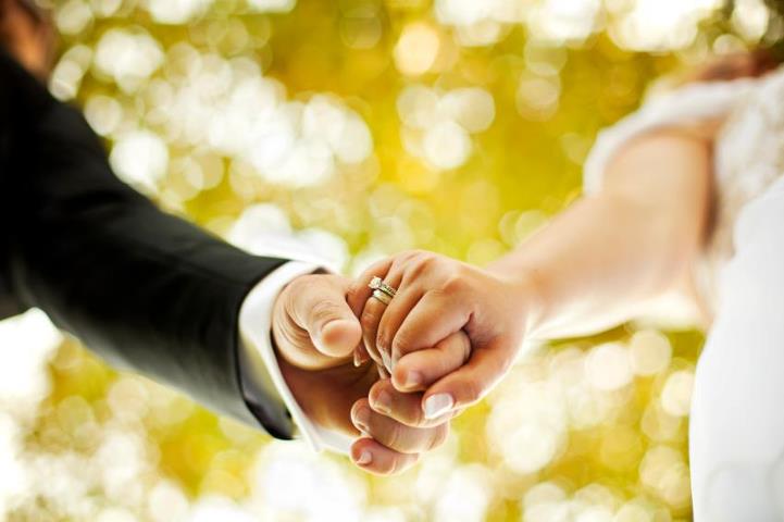 mr and mrs married couple holding hands 10 tips for a successful honeymoon