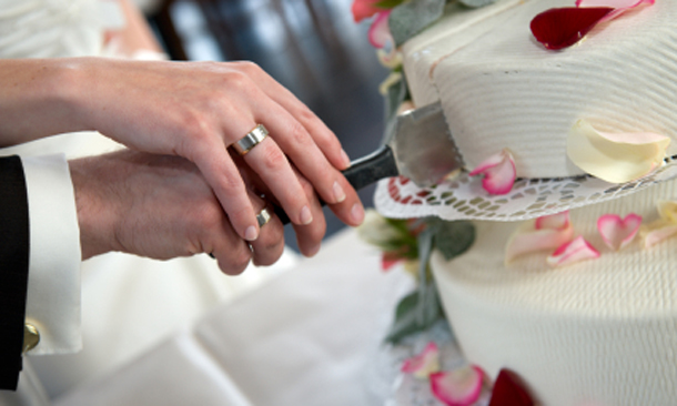 cutting the wedding cake 5 trends of wedding cakes in 2014