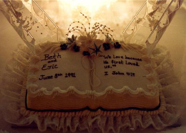 tube2 b ck Elegant wedding bible cakes