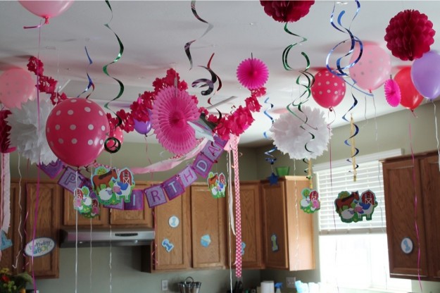 decorazioni colorate sul soffitto Decorate the House for a birthday party