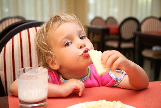 eb5a49f56bf978e8 toddler at restaurant shutter.preview Teaching table manners to your child