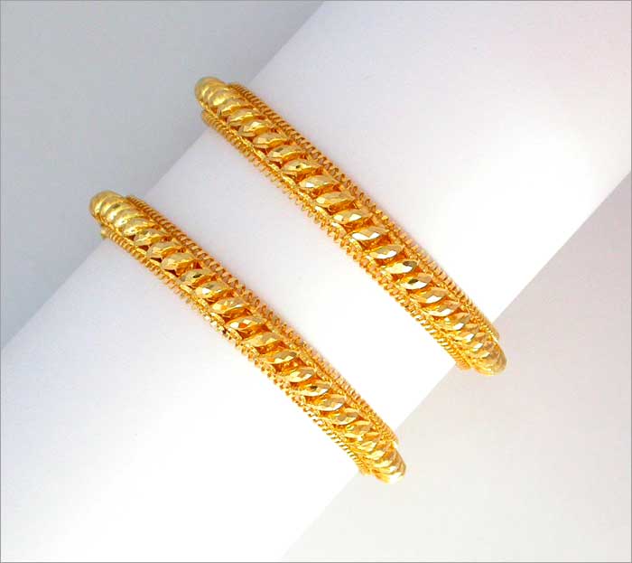 Golden jewelry for stylish bride gold bangles big Golden jewelry for stylish bride