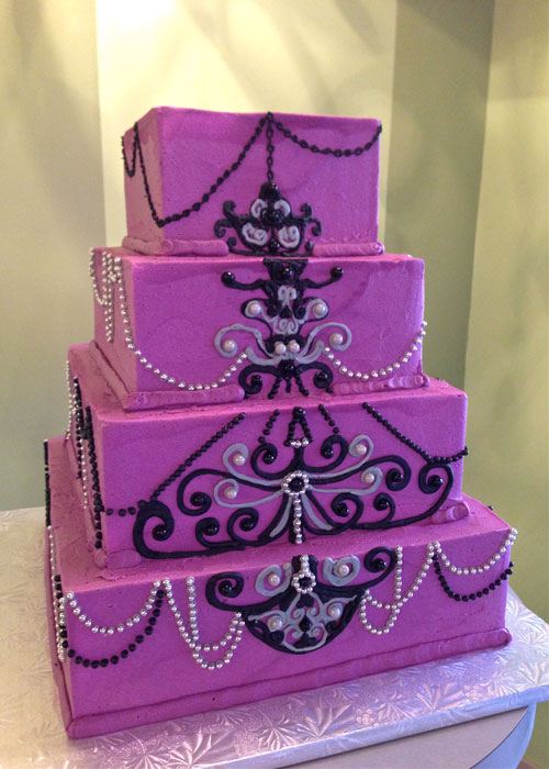 0eb3cdfb04f21f58fcc0c0e1220abf4e wedding cake decorated with Chains