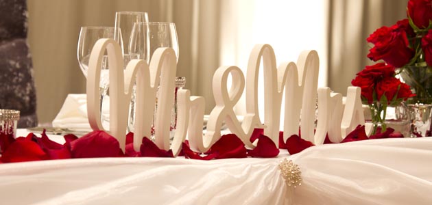 62cedcd1954e08eb918731ee851f1815 Pretty wedding decoration with Mr & Mrs theme