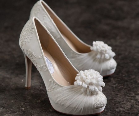 6d83240751e312a143874b69d6462ed9 8 practical tips for choosing your wedding shoes