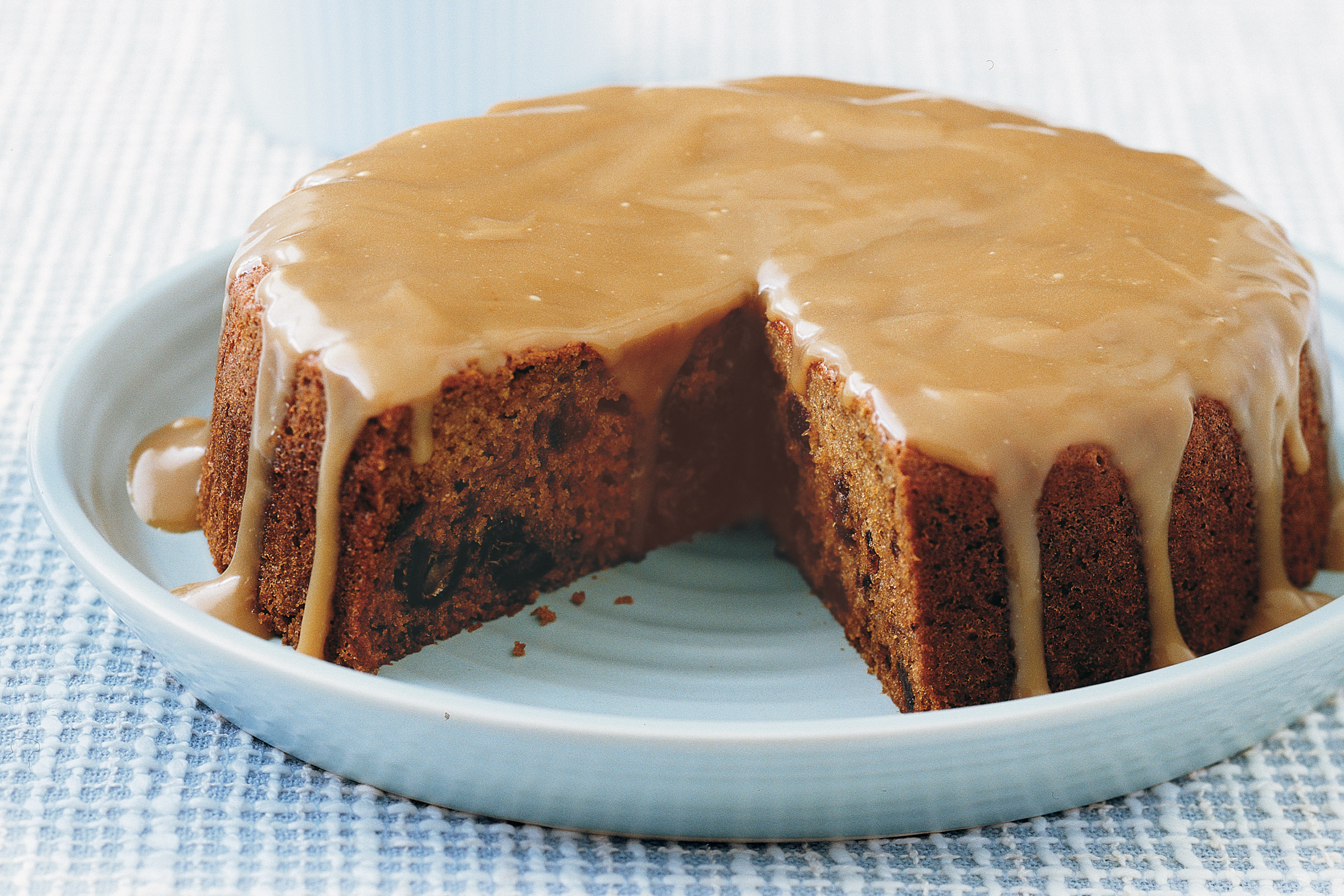 7f3044bebd674ab31cb42249b9bbc6e1 Sponge cake filled with cream and caramel