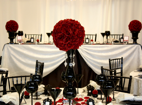 8542195795979e1cc4b4fc32bb411015 Wedding decoration in red