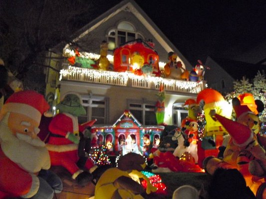 92c2abb1e36b9e3339053ca1aad33251 Christmas lights in United States