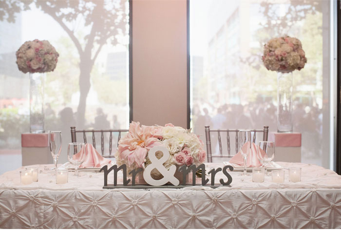 93014a7e52feeda7056fe1cab09a39f7 Pretty wedding decoration with Mr & Mrs theme