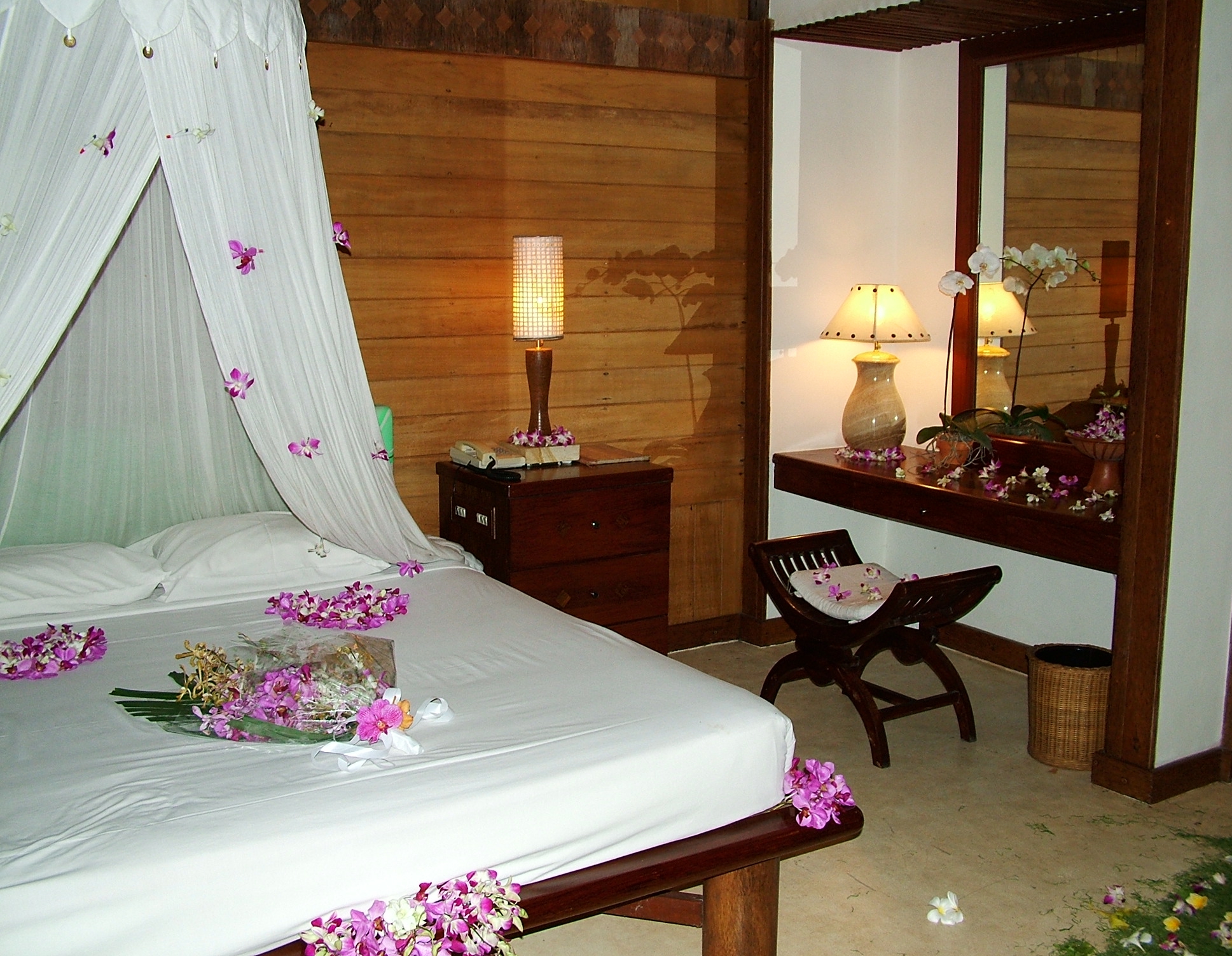 bed dec complt dresser Luxurious Honeymoon decorations images 