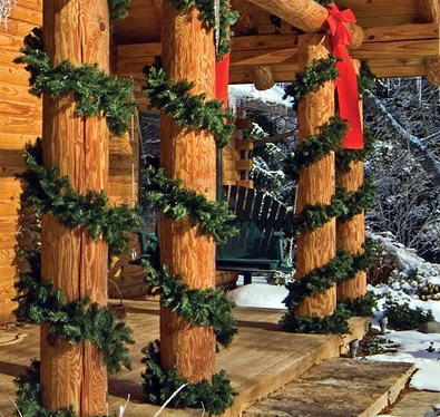 garland laced columns log home Outdoor Christmas decorations ideas with wreaths and candles 