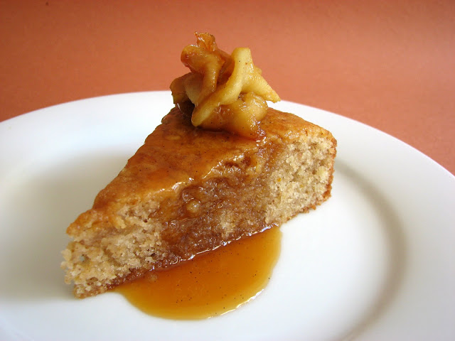 f41c5166b34c343f5be8b9382411257f Sponge cake filled with cream and caramel