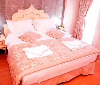 pink room Pink bedroom decoration to support breast cancer campaign