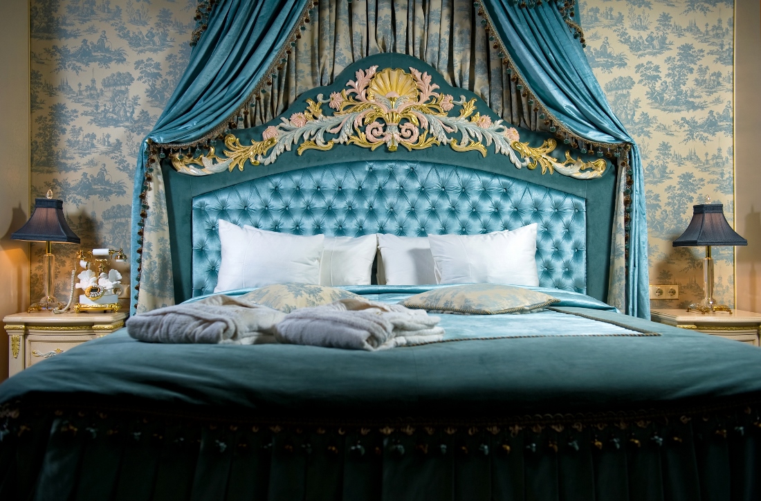 422247 Bedroom upholstered of genuine leather