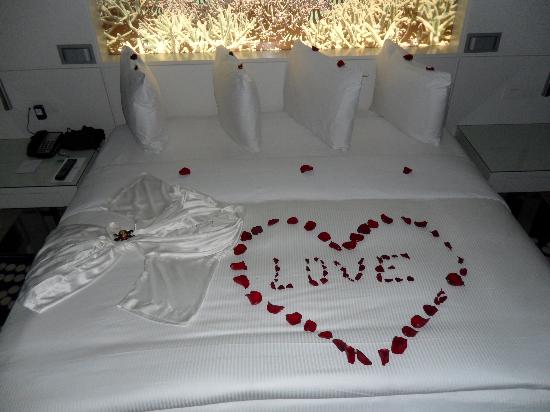 honeymoon room decoration Luxurious Honeymoon decorations images 