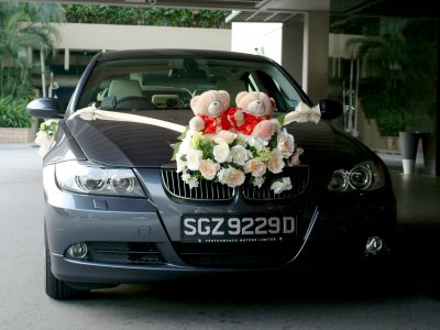  Car of the couple complete the elegance
