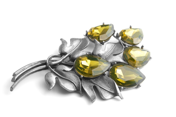3889brooch Distinctive accessories for the bride mother