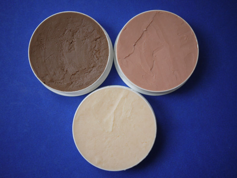  Hide defects in the facial features by make up