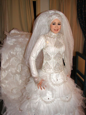 photo1375600566 922 The latest designs hijab wedding dresses 2014