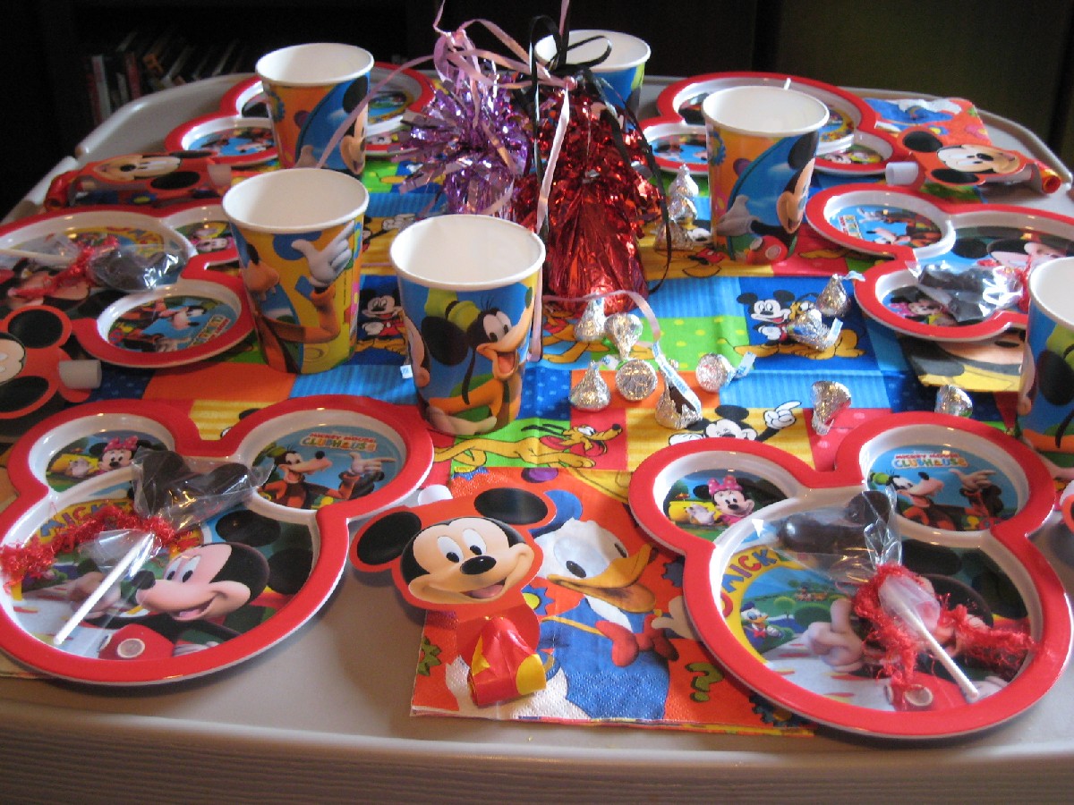kid table Mickey Mouse themes ideas for kids birthdays 