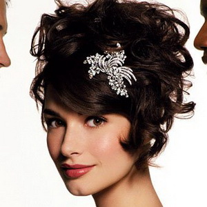 short wedding hairstyles Distinctive hairstyles with shiny accessories
