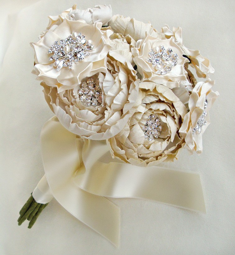 emci bridal1 Winter Bouquets for the bride 2014