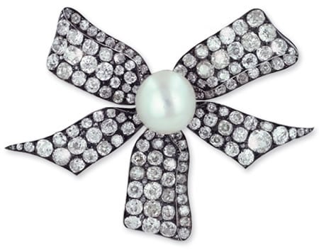 antique brooch Distinctive accessories for the bride mother