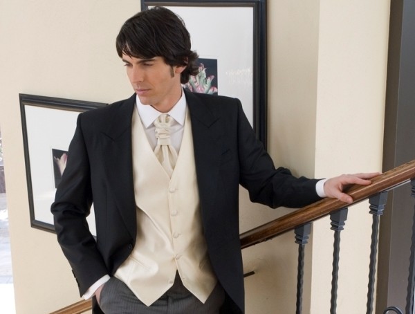 mangas groom c704 600x454 Glamorous groom styles photos 2014