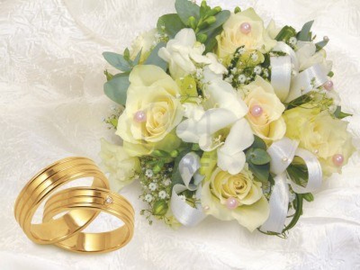 9141808 wedding bouquet with gold wedding rings on white background Wedding etiquette tips for bride