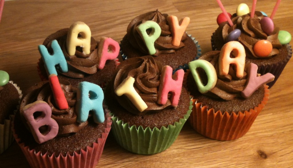 happy birthday cupcakes 1024x590 Birthday cards for brothers and sisters 