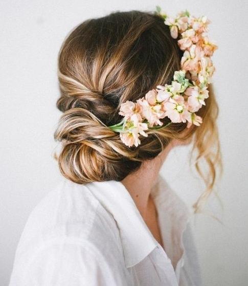 Wedding hair with floral wreath Guide for a spring wedding
