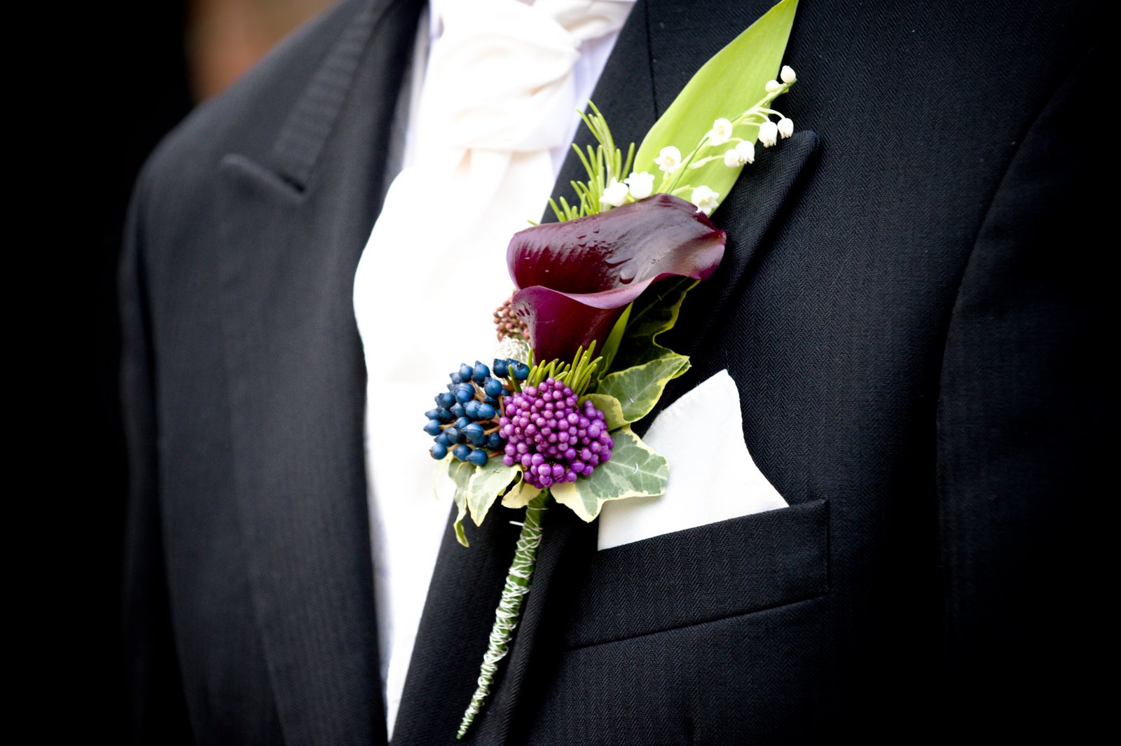 grooms boutonnierre1 How to Choose a flower boutonnieres for the groomsmen