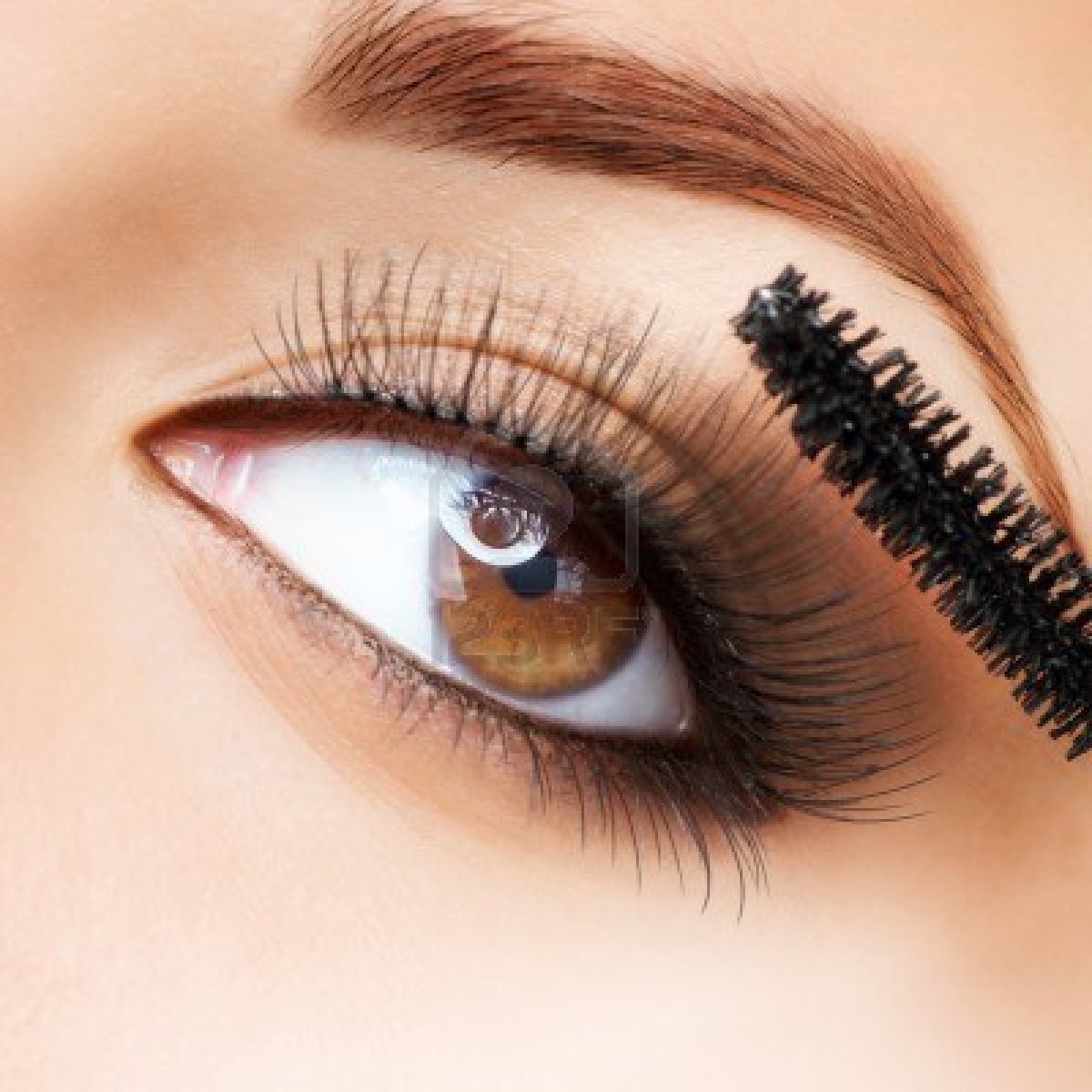 14421784 makeup make up applying mascara long eyelashes 5 important problems can damage the bride makeup