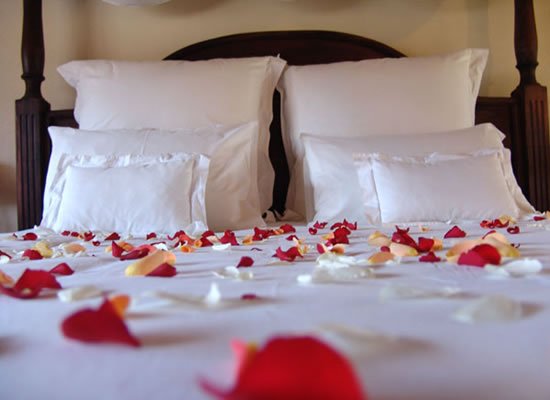 romantic bedroom for Valentine 9 Valentines day bedroom decorations ideas 2014