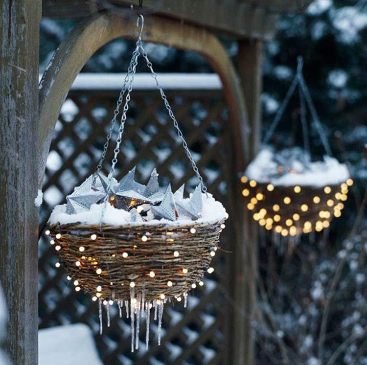 d%C3%A9coration guirlandes %C3%A9xt%C3%A9rieures panniers tress%C3%A9s Outdoor Christmas decorations ideas with wreaths and candles 