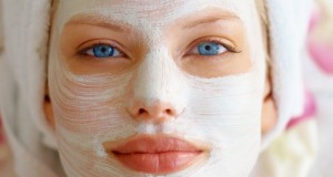 Mask of rose water and starch for lighter skin