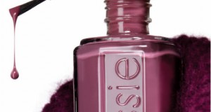 A romantic manicure colors for bride 2015