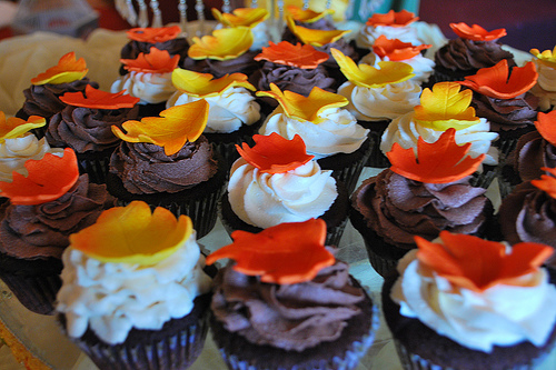 www.eventsstyle.com 11700 Falling autumn leaf decorating wedding Cupcakes